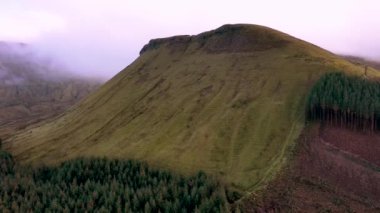 Gleniff Nal Yolu 'nu çevreleyen dramatik dağlar County Sligo - İrlanda.