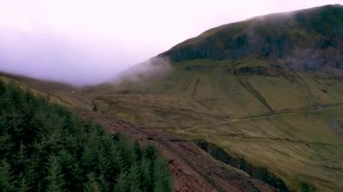 Gleniff At nalı sürücüsünü çevreleyen dramatik dağlar County Sligo - İrlanda.