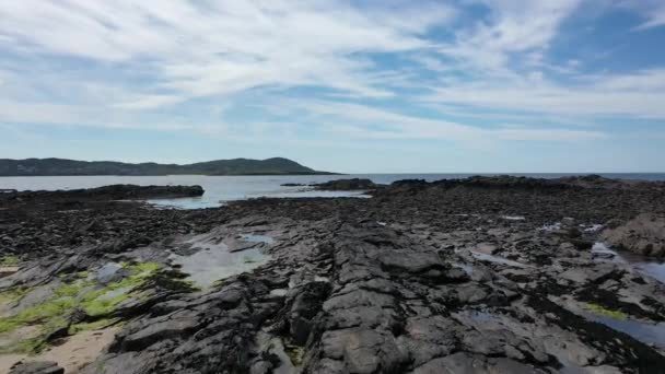 アイルランドのドニゴール州のポルトノ島とインシケール島による受賞歴のあるナリンビーチの空中写真 — ストック動画