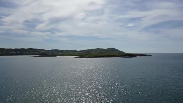 Flug Zur Insel Inishkeel Bei Portnoo Neben Dem Preisgekrönten Narin — Stockvideo