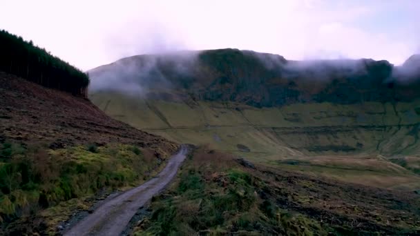 Les Montagnes Spectaculaires Entourant Promenade Gleniff Horseshoe Dans Comté Sligo — Video
