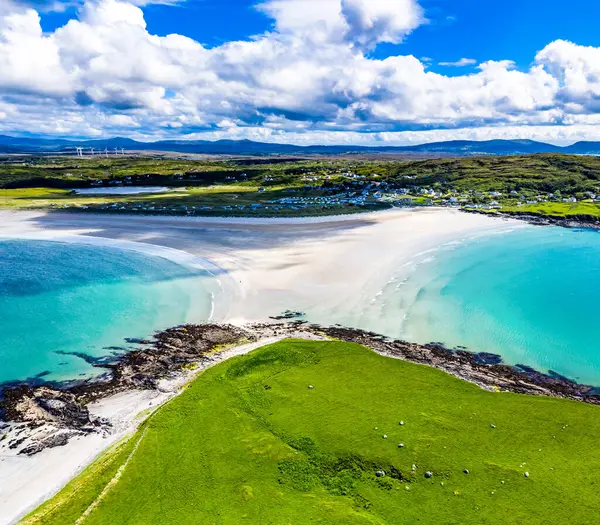 Inishkeel 'in hava manzarası ve ödüllü Narin Sahili Portnoo, County Donegal, İrlanda.