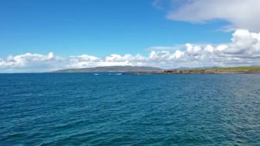 Dünyanın en iyi plajlarından biri olan Donegal, İrlanda 'da bulunan Portnoo kasabasının Narin Sahili' nin yanındaki Inishkeet 'e doğru uçuyor..