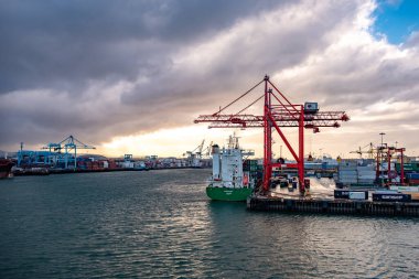 DUBLIN, İRELAND- Mart 03 2019: Dublin limanında çalışan konteynır vinçleri.