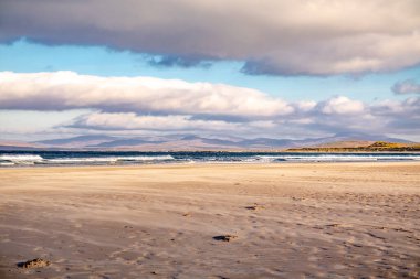 Narin Strand Portnoo, Donegal, İrlanda 'da güzel, büyük, mavi bir plajdır..