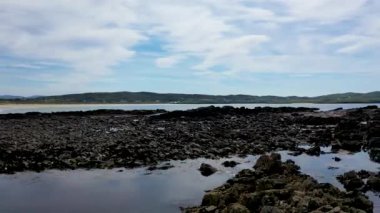 Carrickfad tarafından Portnoo County Donegal, İrlanda 'daki Narin Sahili' nde yapılan resifin havadan görünüşü.