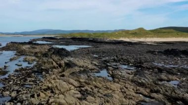 Carrickfad tarafından Portnoo County Donegal, İrlanda 'daki Narin Sahili' nde yapılan resifin havadan görünüşü.