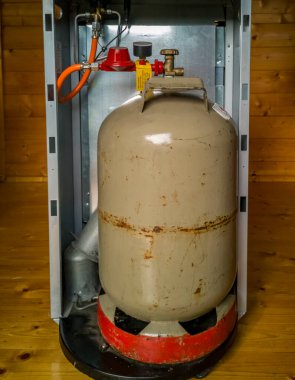 MOERS, ALMANY - 10 HAZİRAN 2019: gazlı ısıtıcının içinde duran gaz şişesi.