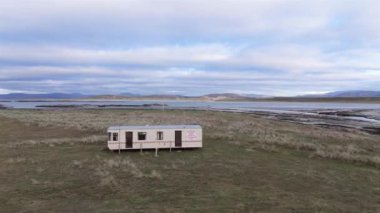 PORTNOO, COUNTY DONEGAL - 10 HAZİRAN 2024: Yerel eylem grubu halka açık bir yolun engellenmesini protesto ediyor.