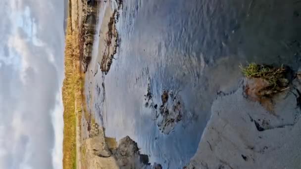 ランパーは ドニゴール州ポートヌスによってカシルゴランビーチで大西洋に流れています アイルランド — ストック動画