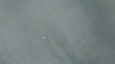İrlanda 'da Atlantik' te yüzen adam.