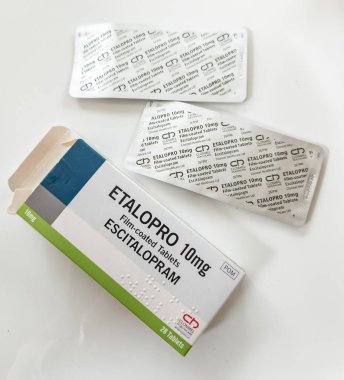 DONEGAL, IRELAND - 27 Eylül 2023: Masanın üzerinde yatan antidepresan Escitalopro 10 mg