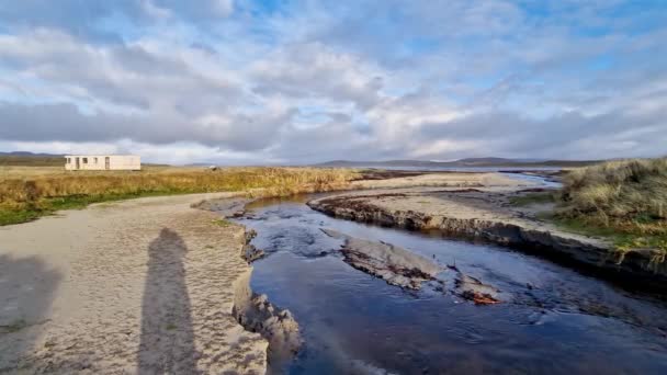Ramper Płynie Atlantyku Plaży Cashelgolan Przez Portnoo Hrabstwie Donegal Irlandia — Wideo stockowe