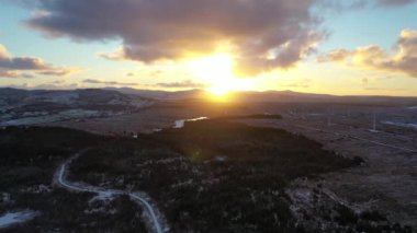 İrlanda 'nın Donegal ilçesindeki Lough Derryduff rüzgar çiftliğinin hava manzarası..