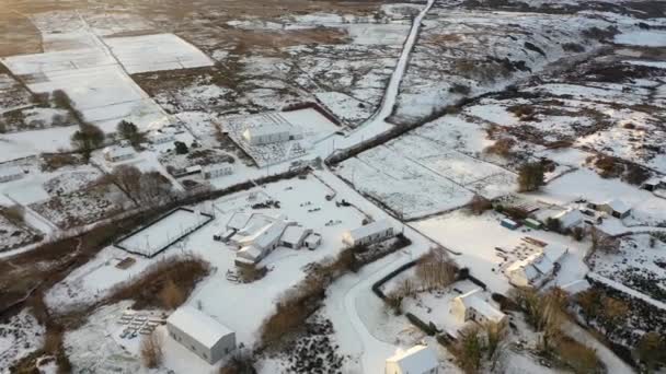 Vista Aérea Kilclooney Cubierto Nieve Por Portnoo Irlanda — Vídeo de stock