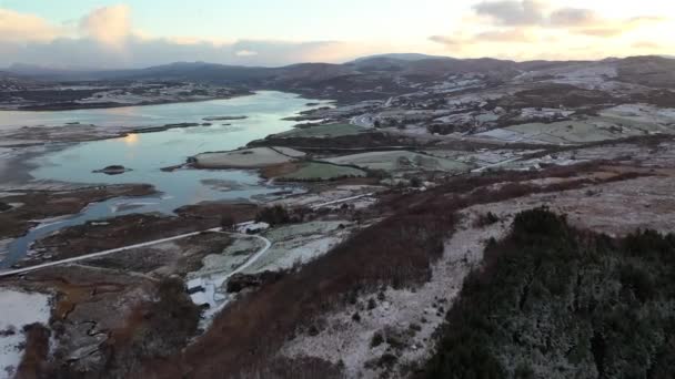 Сніговий Покрив Бухту Ґвібарра Між Духарі Леттермаскаром Донегалі Ірландія — стокове відео
