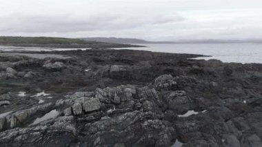 Donegal, İrlanda 'da bulunan Portnoo' dan Inishkeel Adası 'nın havadan görünüşü.