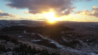 İrlanda 'nın Donegal ilçesindeki Lough Derryduff rüzgar çiftliğinin hava manzarası..