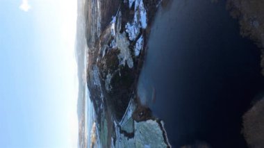 Clooney Gölü 'nün kışın havadan görünüşü Portnoo tarafından İrlanda' nın Donegal ilçesinde