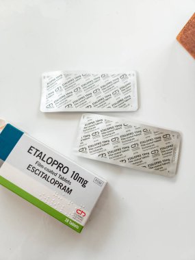 DONEGAL, IRELAND - 27 Eylül 2023: Masanın üzerinde yatan antidepresan Escitalopro 10 mg