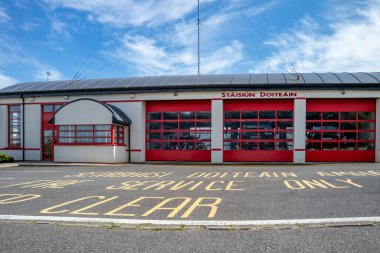 KILLYBEGS, IRELAND - 16 Mayıs 2023: itfaiye limana yakın.