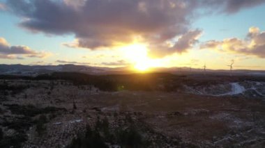 İrlanda 'nın Donegal ilçesindeki Lough Derryduff rüzgar çiftliğinin hava manzarası..