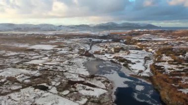 İrlanda 'nın Donegal ilçesinde Portnoo tarafından Lough Fad bölgesi karla kaplandı.