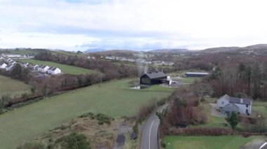 ARDARA COUNTY DONEGAL, IRELAND - 15 Ocak 2024: Ardara damıtma fabrikası kentte üretiliyor.