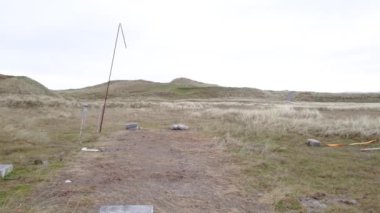 PORTNOO, COUNTY DONEGAL - 10 HAZİRAN 2024: Yerel eylem grubu halka açık bir yolun engellenmesini protesto ediyor.
