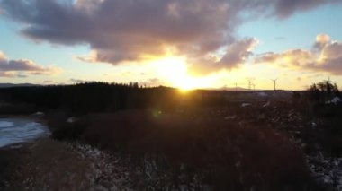 İrlanda 'nın Donegal ilçesindeki Lough Derryduff rüzgar çiftliğinin hava manzarası..