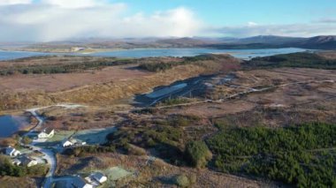 Donegal, İrlanda 'da Portnoo tarafından dondurulmuş Bonny Glen Woods' un hava görüntüsü.
