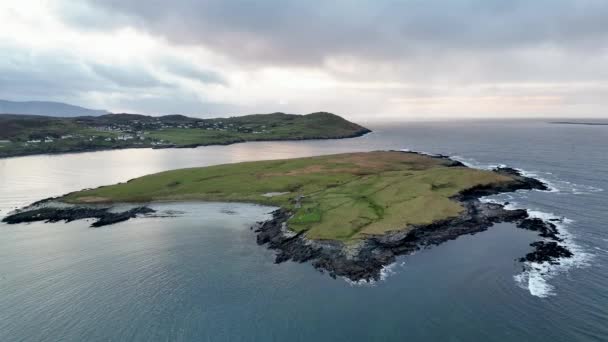 アイルランドのドニゴール州ポルティーノによるインシュケール島の航空写真 — ストック動画