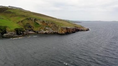 İrlanda 'nın Killybegs, County Donegal yakınlarındaki İrlanda kıyıları boyunca güzel manzara ve kaya oluşumları