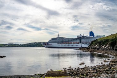 KILLYBEGS, IRELAND - 16 Mayıs 2023: Arcadia Yıldızı Killybegs 'i ziyaret ettikten sonra ayrılıyor.
