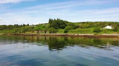 Killybegs, Donegal, İrlanda 'daki Binroe Slipway kıyısında..