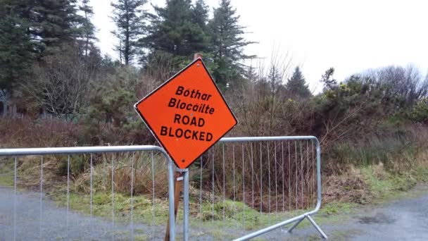 Dungloe Irlanda Março 2024 Sinal Explicando Que Estrada Está Bloqueada — Vídeo de Stock