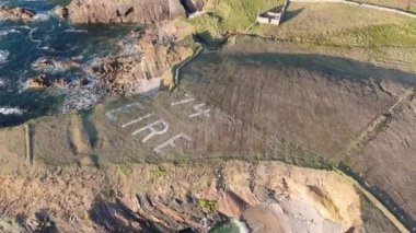 Maghery, Dungloe - County Donegal - İrlanda 'nın Vahşi Atlantik Kıyısı ve Eire tabelasının havadan görünüşü