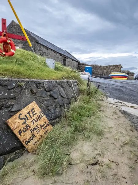 Skiltet Forklarer Hvor Finner Toalettet Ved Havnen Portnoo County Donegal stockbilde
