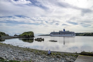 KILLYBEGS, IRELAND - 16 Mayıs 2023: Arcadia Yıldızı Killybegs 'i ziyaret ettikten sonra ayrılıyor.