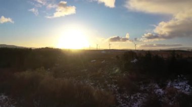 İrlanda 'nın Donegal ilçesindeki Lough Derryduff rüzgar çiftliğinin hava manzarası..