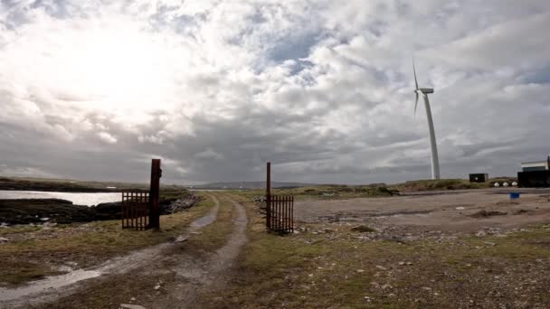Una Turbina Eólica Está Generando Puerto Burtonport Countz Donegal Irlanda — Vídeo de stock