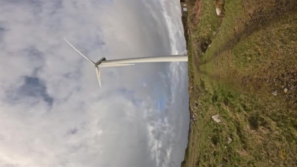 Sebuah Turbin Angin Dihasilkan Pelabuhan Burtonport Countz Donegal Irlandia — Stok Video