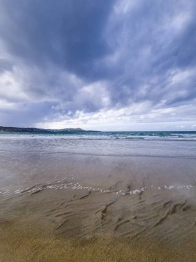 Narin Strand Portnoo, Donegal, İrlanda 'da güzel, büyük, mavi bir plajdır.