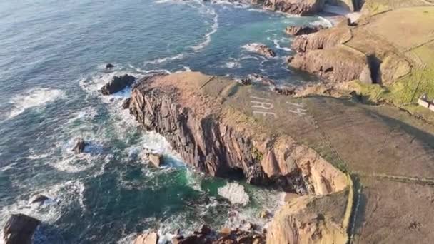 Αεροφωτογραφία Της Wild Atlantic Coastline Και Του Σήματος Eire Από — Αρχείο Βίντεο