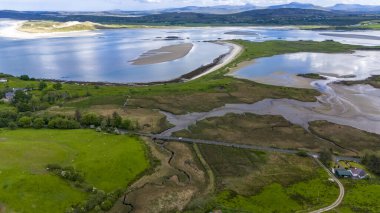 PORTNOO, COUNTY DONEGAL, IRELAND - 15 Mayıs 2024: Maas ve Portnoo arasındaki R261 yolu bir motosiklet kazası nedeniyle kapatıldı.