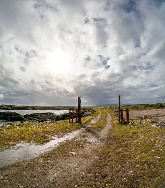 Burtonport limanında bir rüzgar türbini üretiliyor, Countz Donegal, İrlanda.