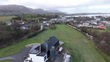 ARDARA COUNTY DONEGAL, IRELAND - 15 Ocak 2024: Ardara damıtma fabrikası kentte üretiliyor.