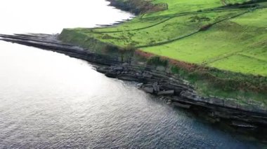 İrlanda 'nın Donegal ilçesindeki gizli şelaleye yakın güzel büyük kıyı şeridinin havası..