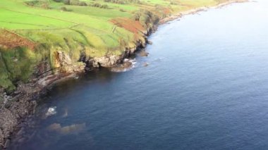 İrlanda 'nın Donegal ilçesindeki gizli şelaleye yakın güzel büyük kıyı şeridinin havası..