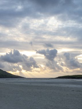 Donegal, İrlanda 'daki Portnoo Narin plajında güzel bir gün batımı..